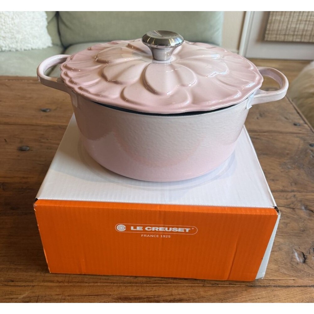Le Creuset Enameled Cast Iron Petal Round Casserole 26 cm 5.5 qt Shell Pink NEW - Picture 5 of 12